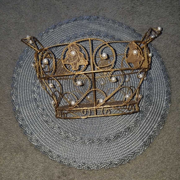 Gold Basket - Picture 1 of 2